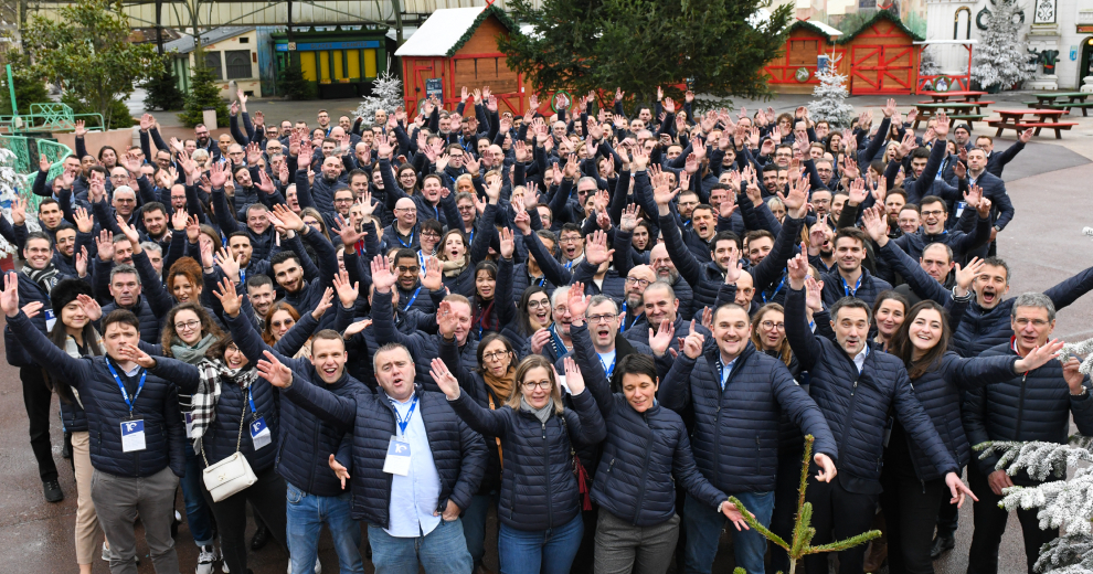 Photo d'une partie de nos collaborateurs (300 personnes) au Parc Astérix, à l'occasion de notre convention de janvier 2023.